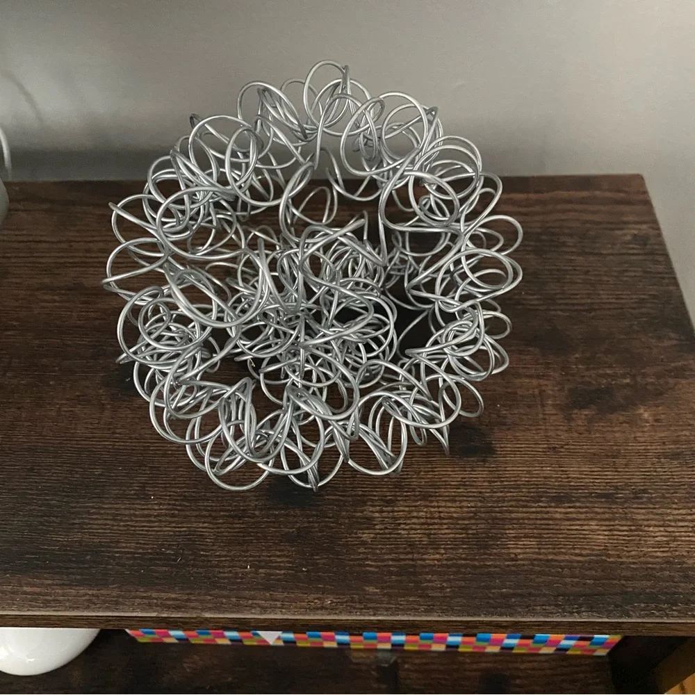 New Quirky kitschy Gift metal round wire ball caddy organizer desk accessory